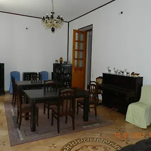 https://room-404-guest-house.alltbilisihotels.com